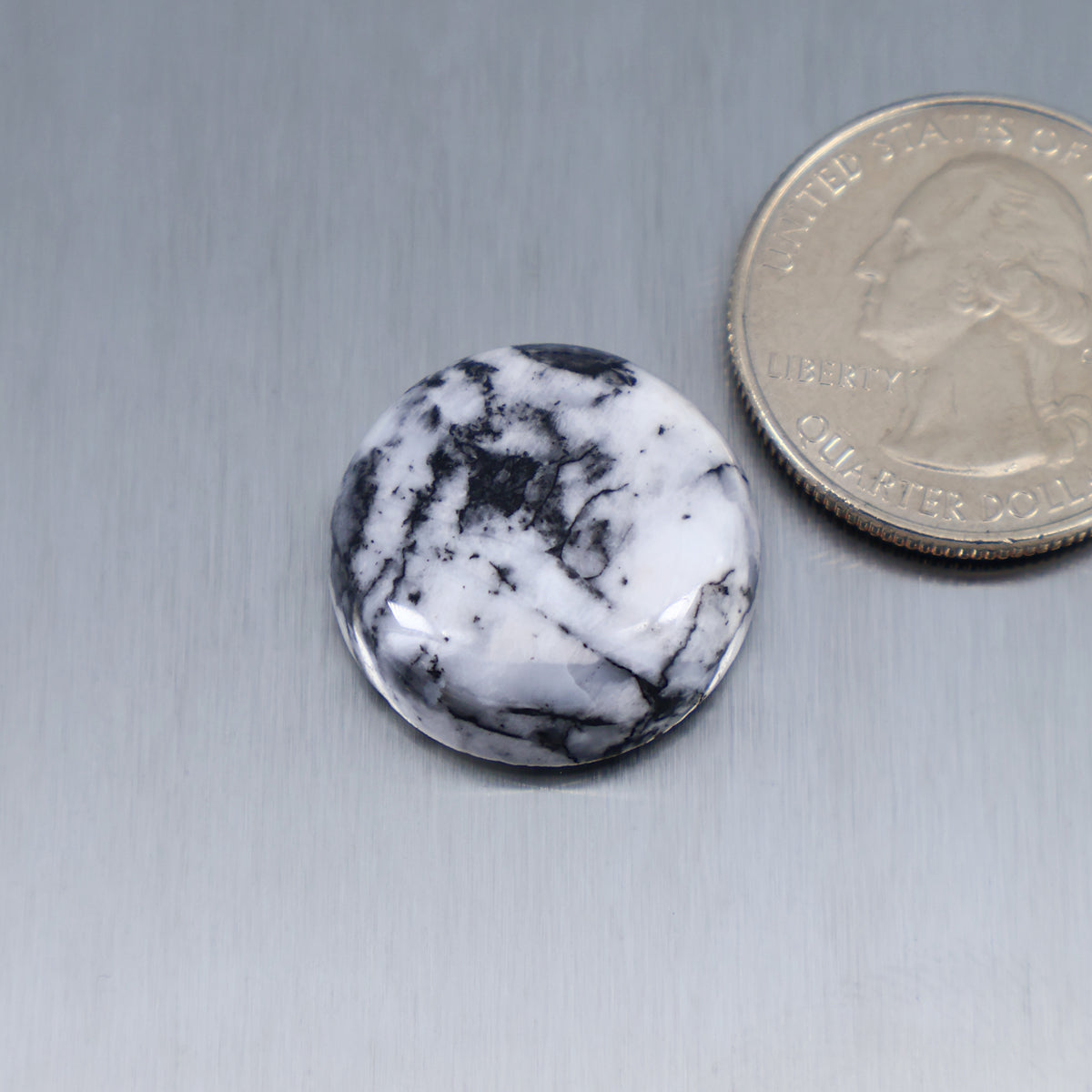 Round white and black feather-pattern stone cabochon (A230)