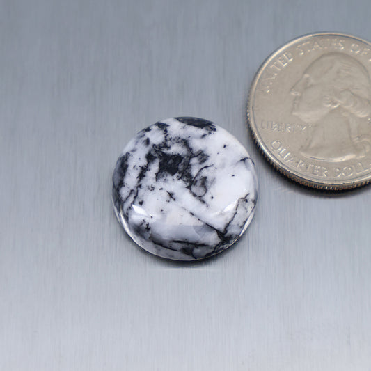 Round white and black feather-pattern stone cabochon (A230)